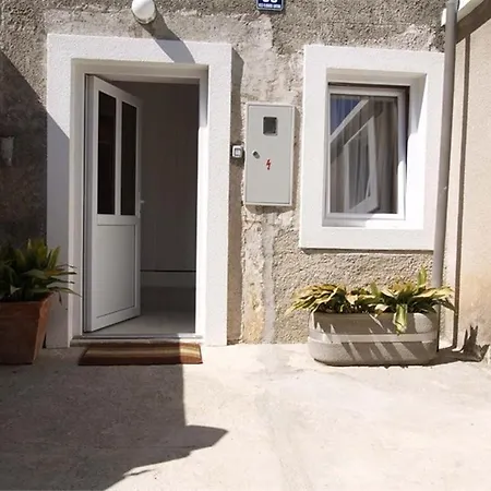 In 14957 Apartment *